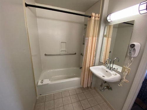 Budget Inn Of Hayward image 37
